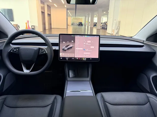 Tesla Model 3 — Фото автомобиля 16