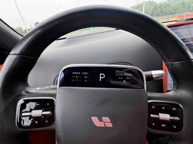 Li Auto L9 — Фото автомобиля 16