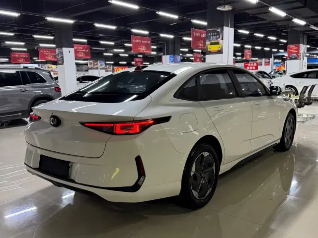 Changan Qiyuan A05 — Фото автомобиля 9