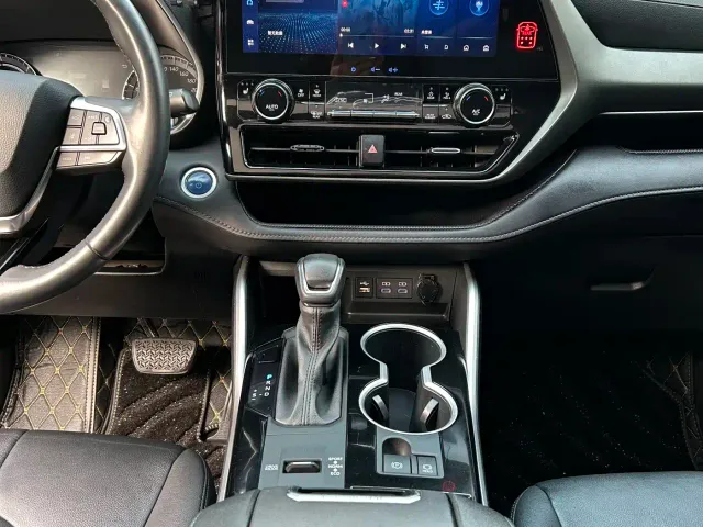 Toyota Highlander — Фото автомобиля 10