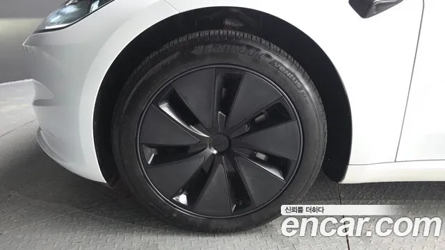 Tesla Model 3 — Фото автомобиля 5