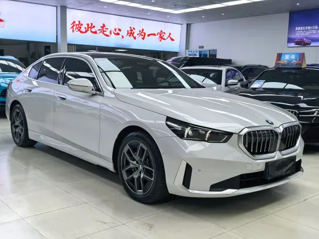 BMW 5 Series — Фото автомобиля 3