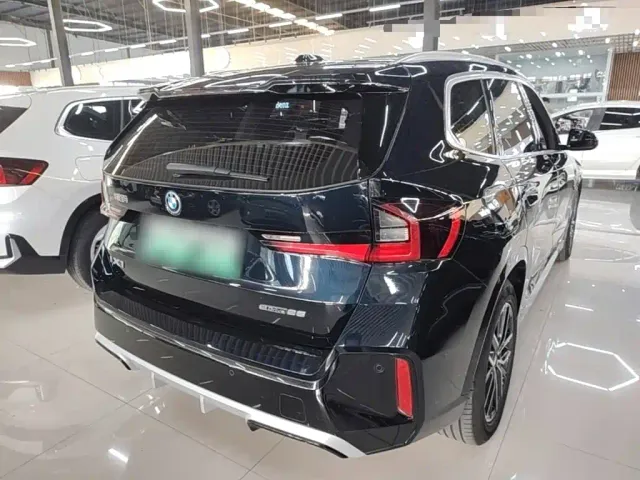 BMW iX1 — Фото автомобиля 6