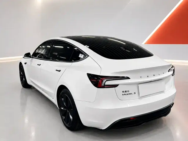 Tesla Model 3 — Фото автомобиля 4
