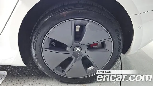 Tesla Model 3 — Фото автомобиля 5