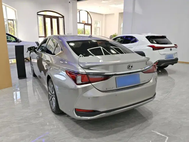 Lexus ES — Фото автомобиля 4
