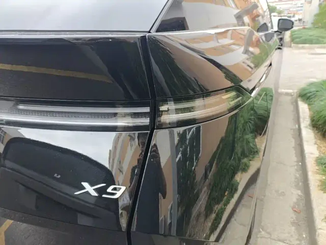 Xpeng X9 — Фото автомобиля 7