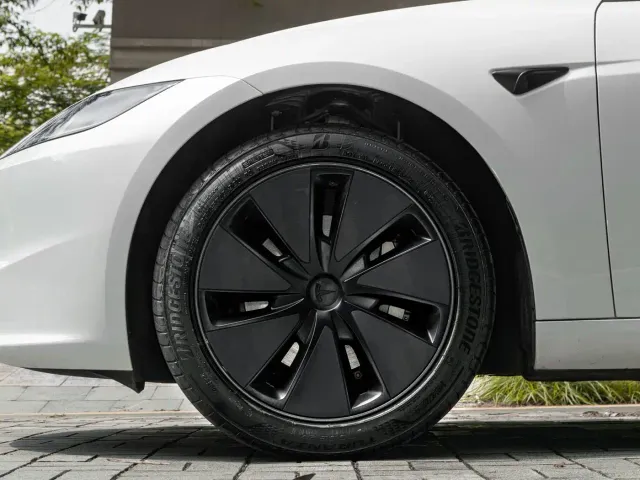 Tesla Model 3 — Фото автомобиля 18