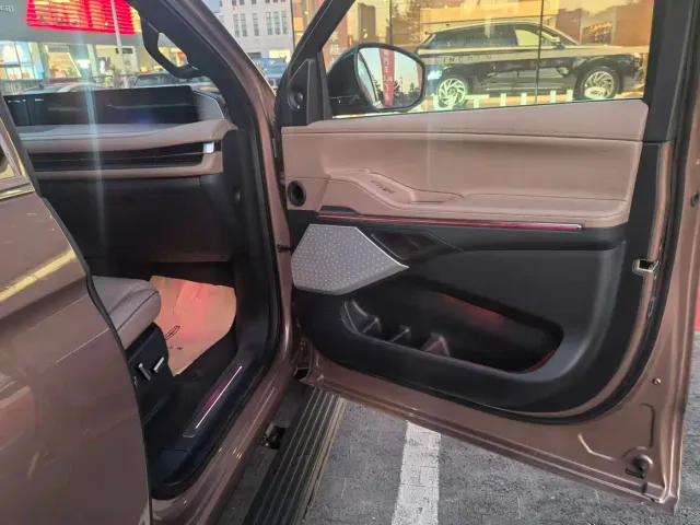 Lincoln Navigator — Фото автомобиля 10