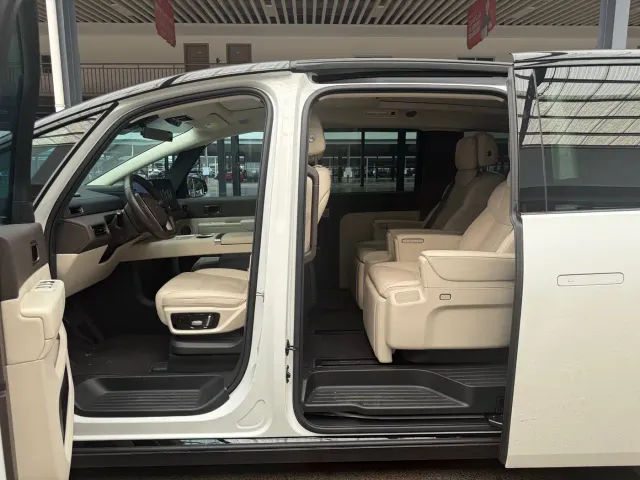 Li Auto MEGA — Фото автомобиля 4