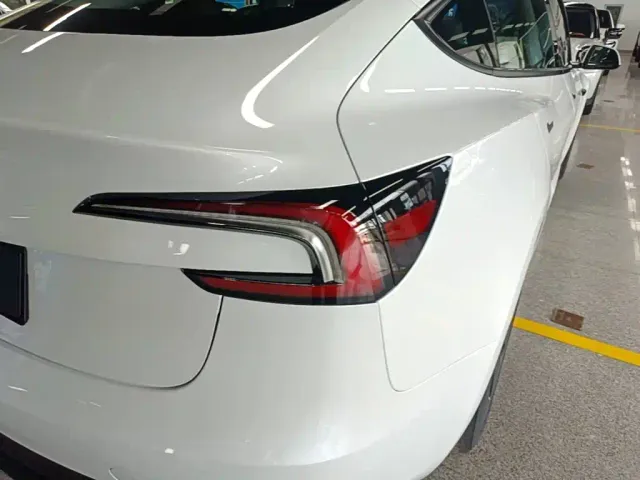 Tesla Model 3 — Фото автомобиля 7