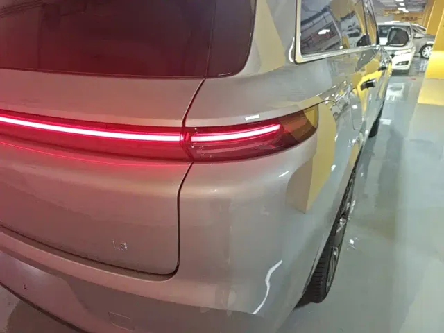 Li Auto L8 — Фото автомобиля 7
