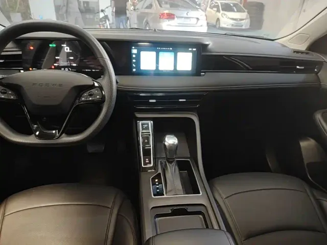 Roewe i5 — Фото автомобиля 12