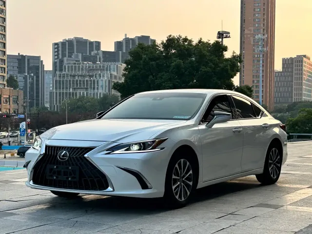 Фотография автомобиля — Lexus ES