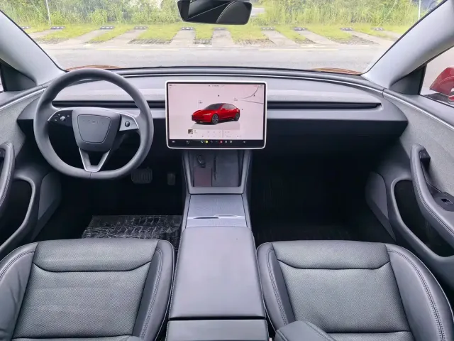 Tesla Model 3 — Фото автомобиля 9