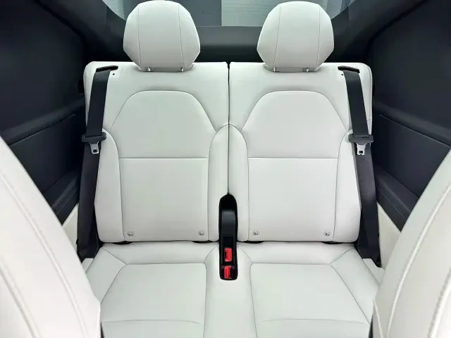 Tesla Model Y L — Фото автомобиля 11
