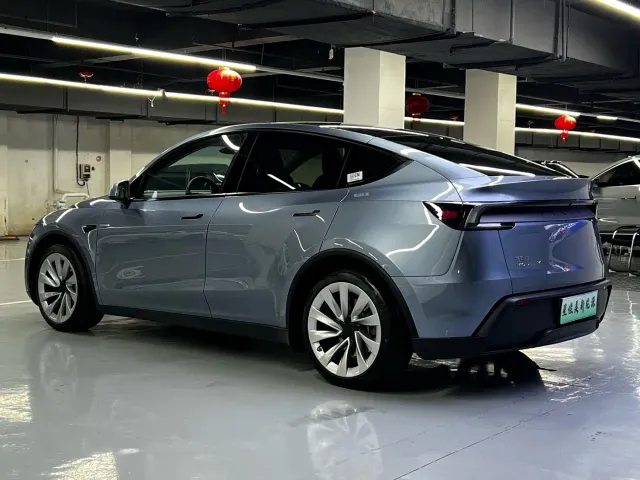 Tesla Model Y — Фото автомобиля 12