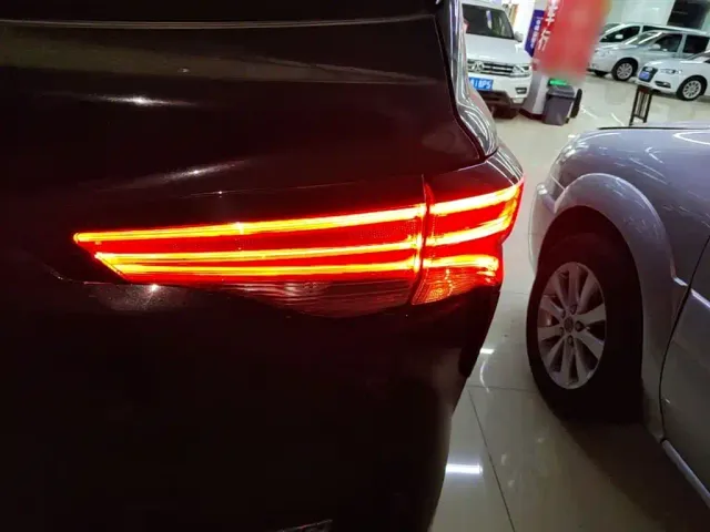 Toyota Sienna — Фото автомобиля 7