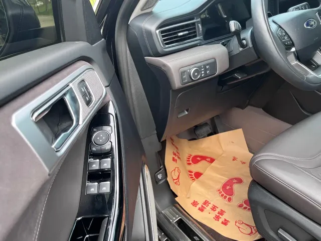 Ford Explorer — Фото автомобиля 10