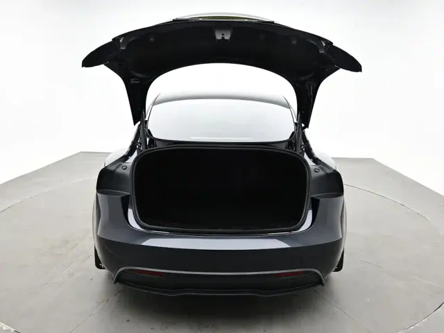 Tesla Model 3 — Фото автомобиля 6