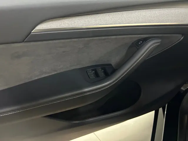 Tesla Model Y — Фото автомобиля 16