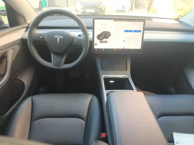 Tesla Model Y — Фото автомобиля 9