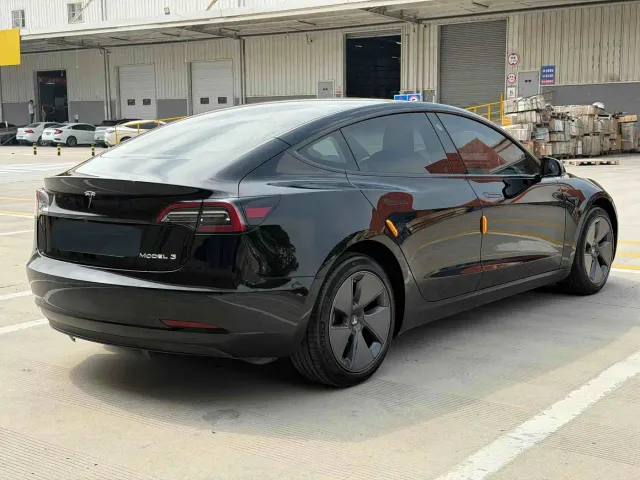 Tesla Model 3 — Фото автомобиля 12