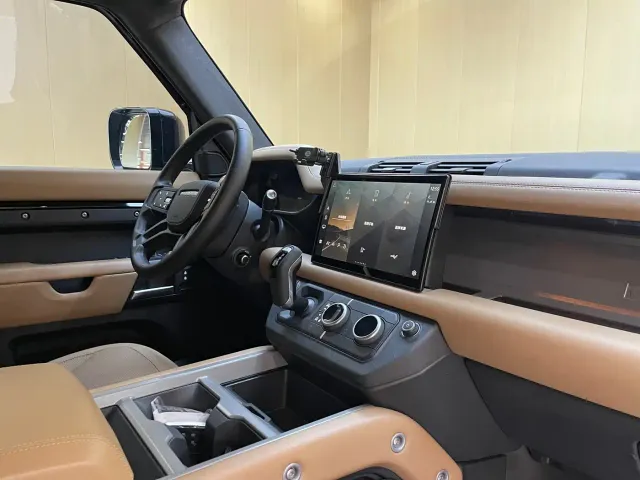 Land Rover Defender — Фото автомобиля 12