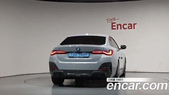 BMW i4 — Фото автомобиля 4