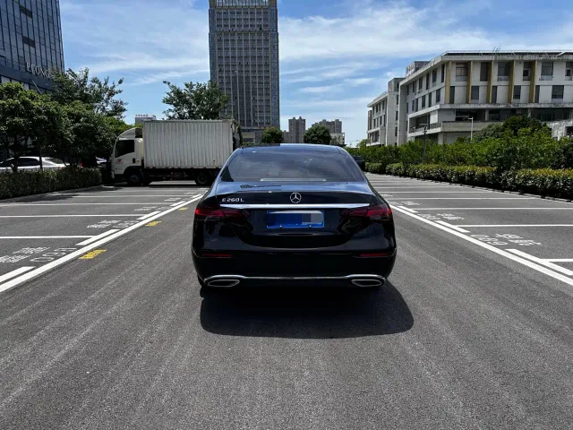 Mercedes-Benz E-Class — Фото автомобиля 4