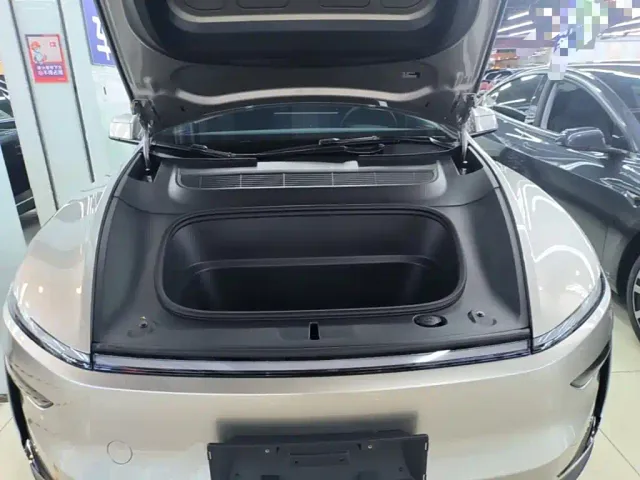 Tesla Model Y L — Фото автомобиля 19