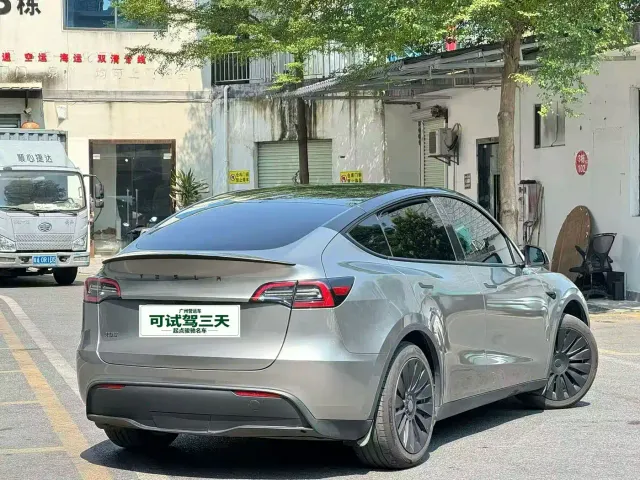 Tesla Model Y — Фото автомобиля 9