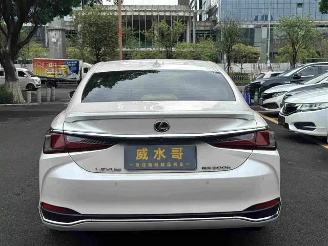 Lexus ES — Фото автомобиля 9