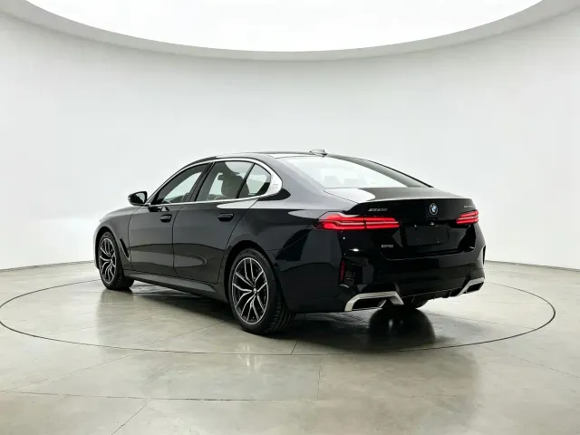 BMW i5 — Фото автомобиля 9