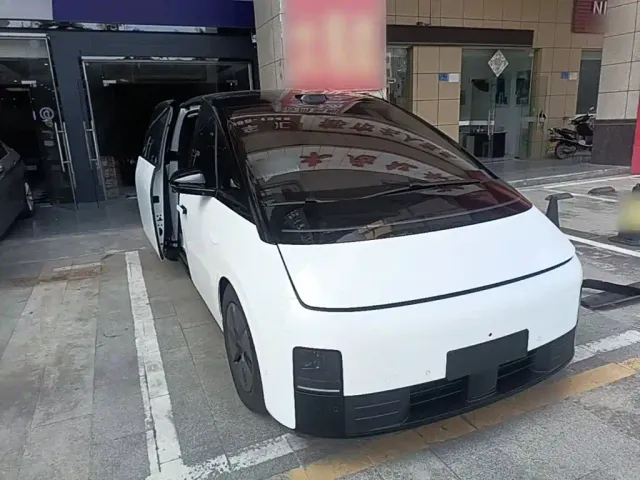 Li Auto MEGA — Фото автомобиля 3