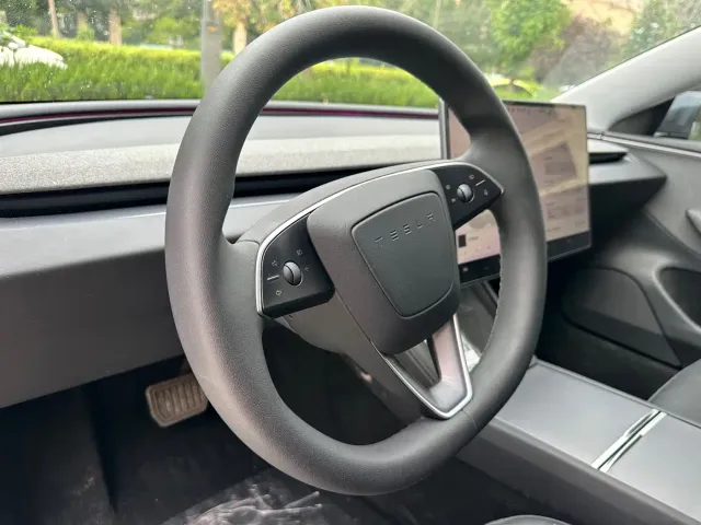 Tesla Model 3 — Фото автомобиля 11