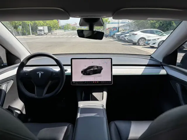 Tesla Model Y — Фото автомобиля 5