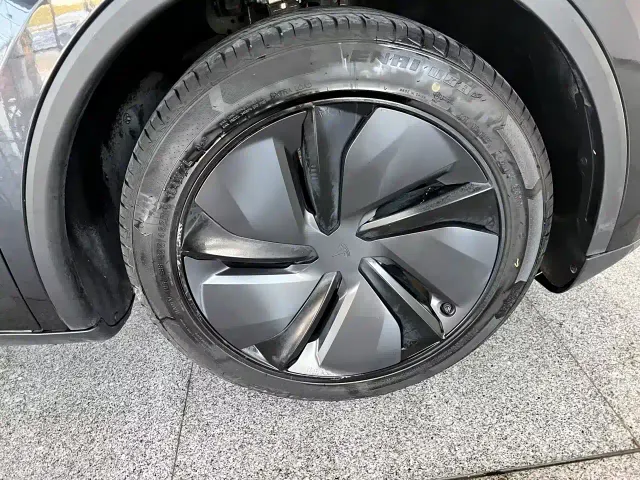 Tesla Model Y — Фото автомобиля 24