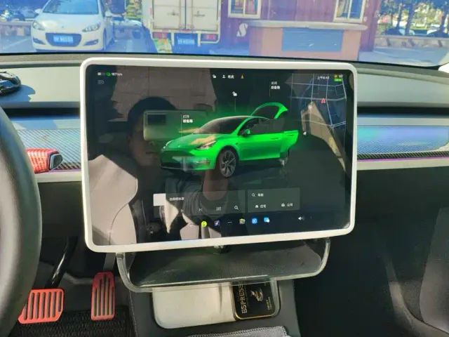 Tesla Model Y — Фото автомобиля 13