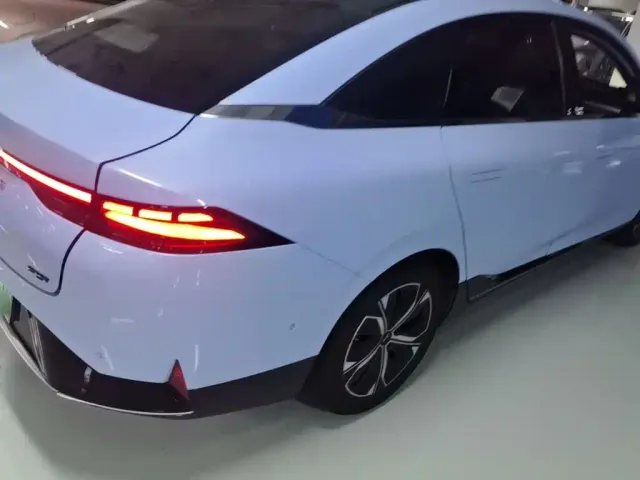 Xpeng P5 — Фото автомобиля 6