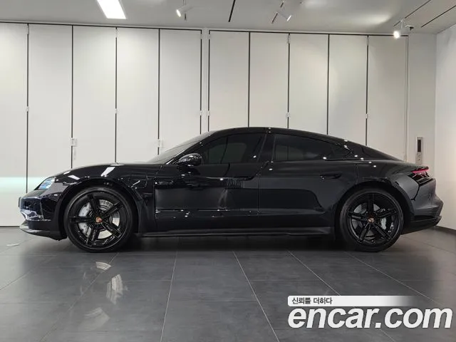Porsche Taycan — Фото автомобиля 6