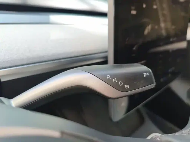 Tesla Model Y — Фото автомобиля 13