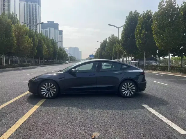 Tesla Model 3 — Фото автомобиля 2