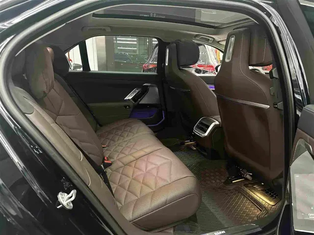 BMW 7 Series — Фото автомобиля 17