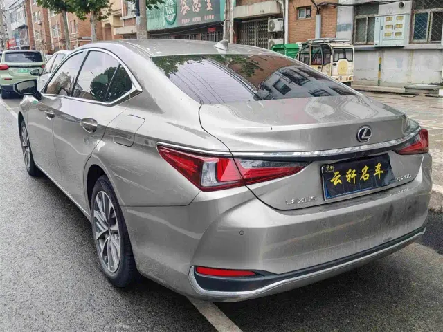 Lexus ES — Фото автомобиля 4