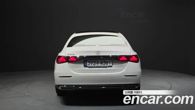 Mercedes-Benz E-Class — Фото автомобиля 3