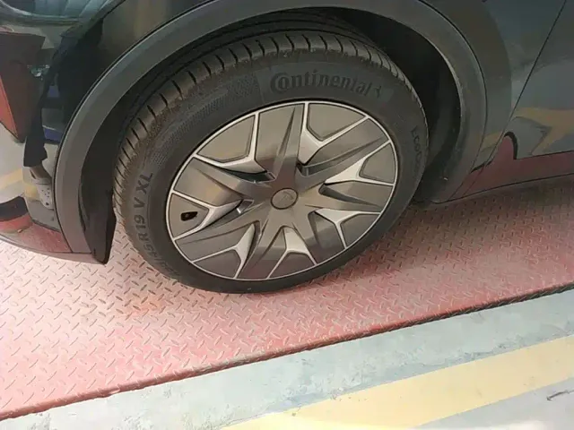 Tesla Model Y L — Фото автомобиля 22