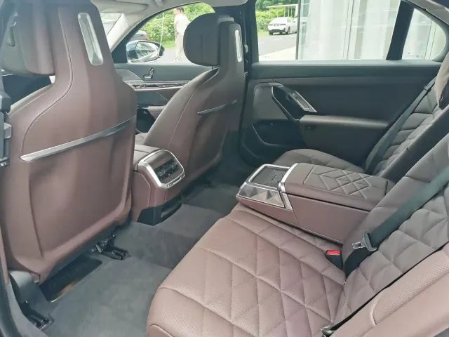 BMW BMW i7 2023 eDrive50L Leading Luxury Package — Фото автомобиля 11