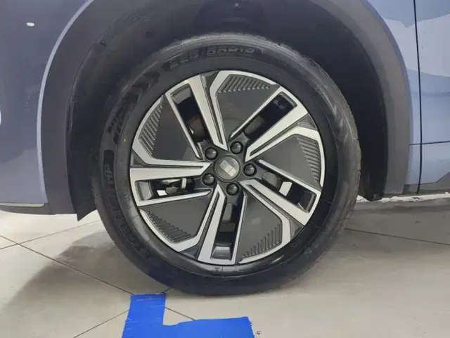 Geely Galaxy Starship 7 EM-i — Фото автомобиля 6