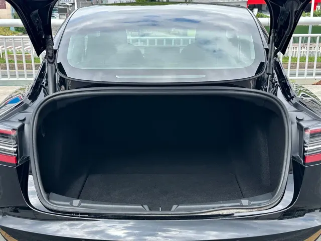 Tesla Model 3 — Фото автомобиля 12